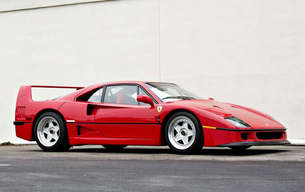 22. И, наконец, жемчужина аукциона — Ferrari F40, год выпуска 1991. Ожидаемая цена 1 571 026 — 1 778 400 долларов.