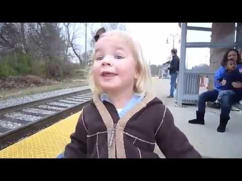Девочка первый раз видит поезд  