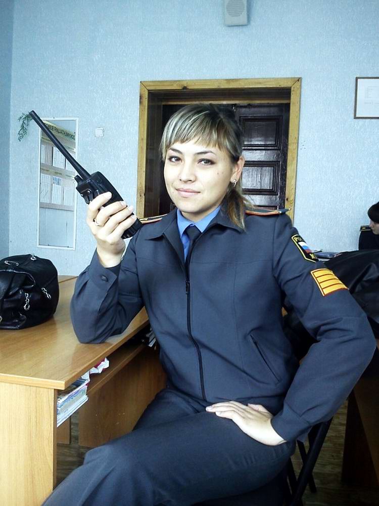 Девушка сторож. Девушка полицейский. Женщина в полицейской форме. Российские женщины полицейские. Девушки из полиции.