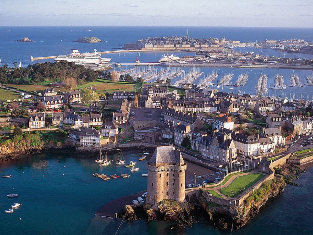 Ленья город. Бретань Франция. Saint malo Франция. Сен мало Бретань. Провинция Бретань во Франции.