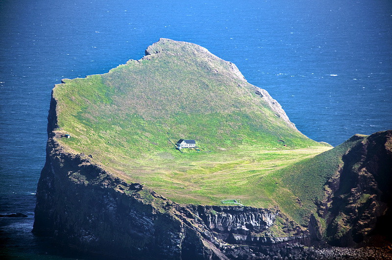 Исландия. Единственное здание острова Бьярнарей, который входит в состав архипелага Вестманнаэйяр.