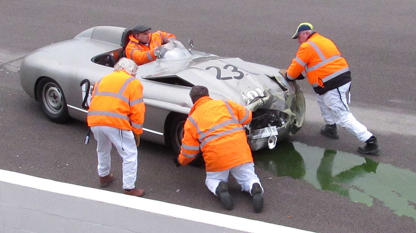 Авария с раритетными Mercedes и Jaguar на трассе в Гудвуде
