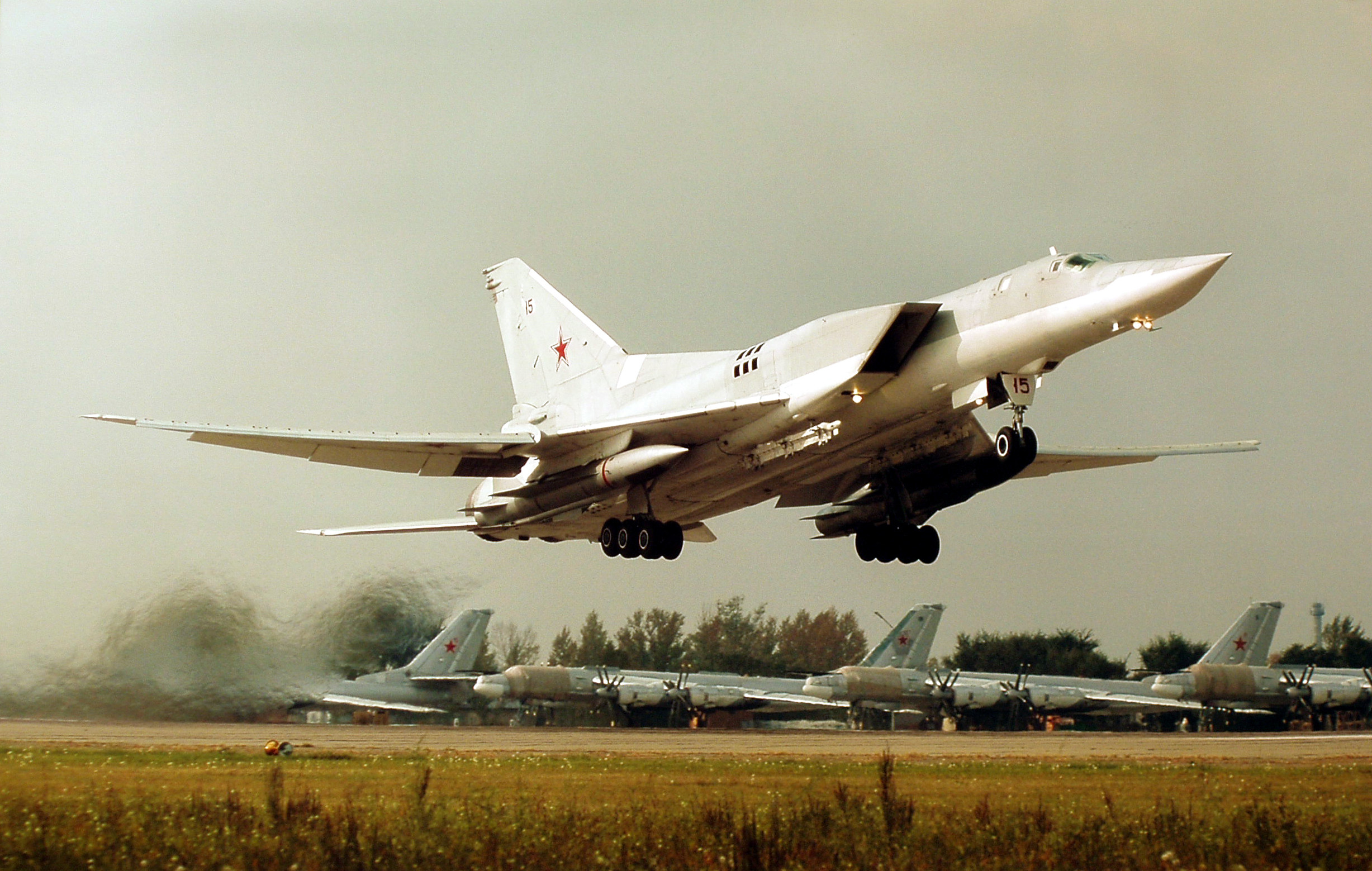 Самолет ту 22 м характеристики. Ту-22м3. Бомбардировщик ту-22м3. Ту-22м3 сверхзвуковой самолёт. Ту-22м3 Дальний бомбардировщик.
