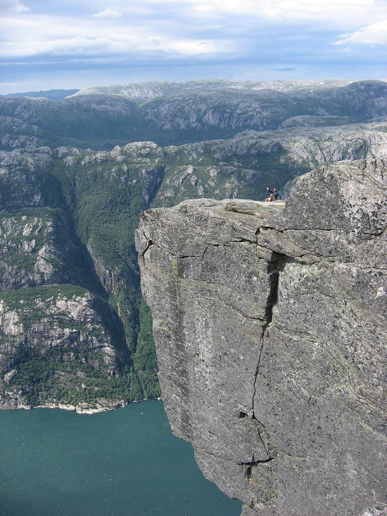 Громадная пропасть. Камень Кьерагболтен. Плато Кьераг. Кьерагболтен самый опасный камень в мире. Камень горошина Люсе-Фьорд.