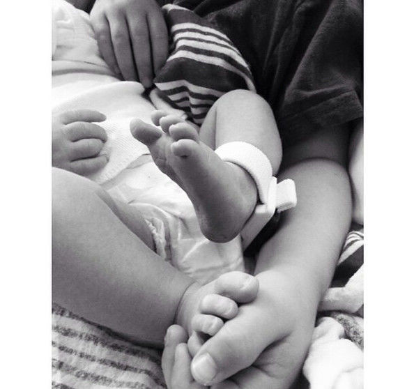 Звезды и их новорожденные малыши: трогательные фото