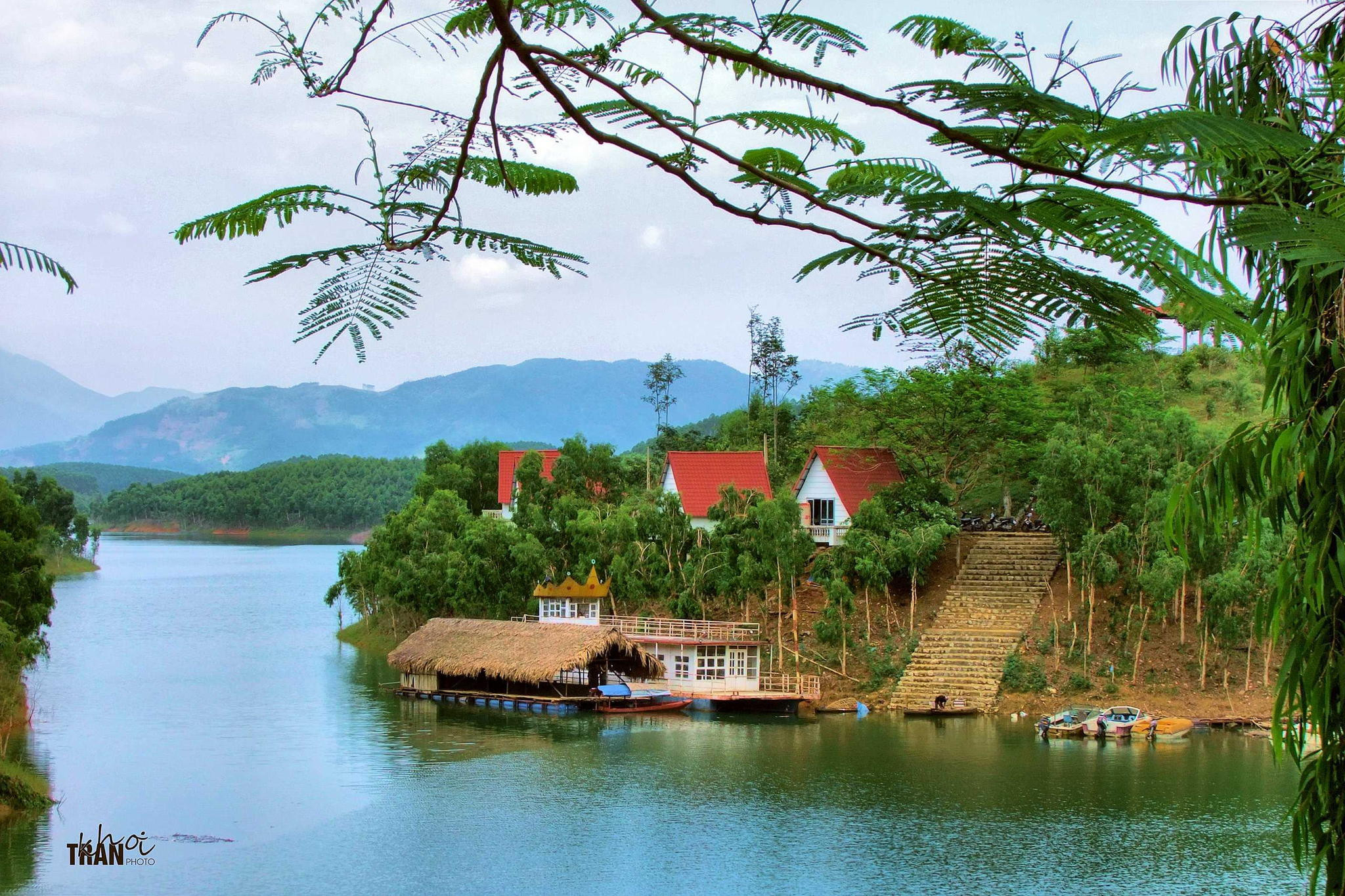 Озеро Тхак Ба является одним из трех крупнейших искусственных водоемов во Вьетнаме
