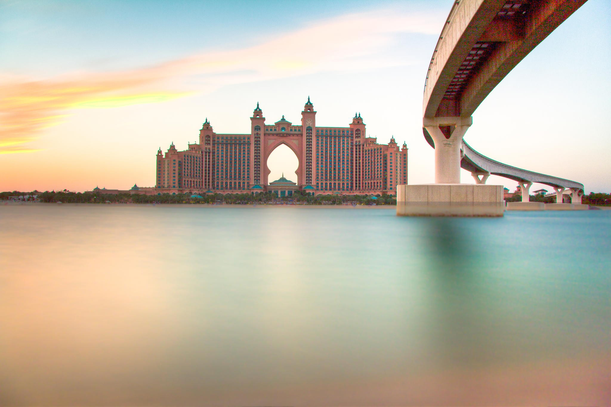 Пятизвездочный отель Atlantis с великолепным видом на Персидский залив находится в Дубае на острове Пальма Джумейра