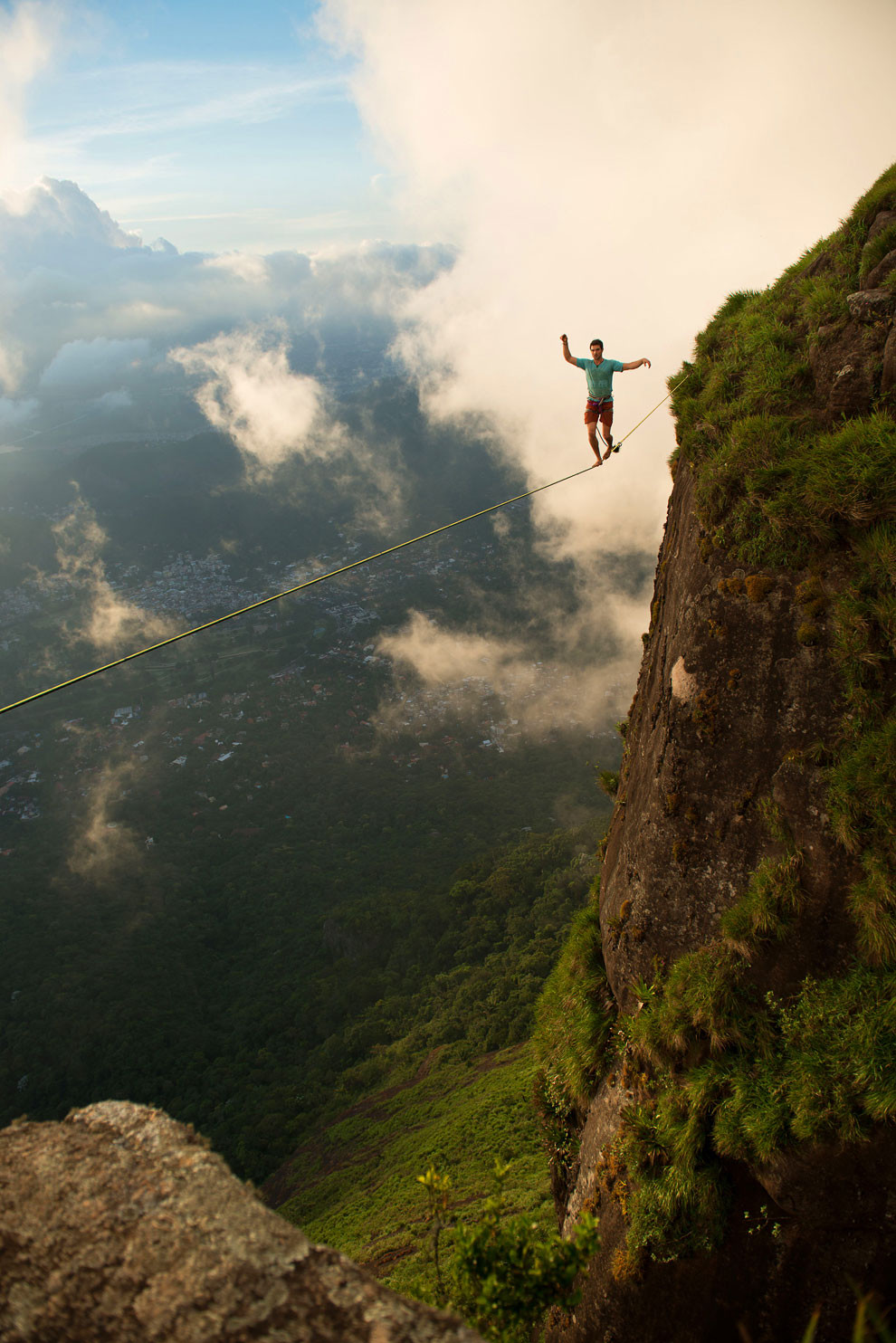 Громадная пропасть. Слэклайн над Рио-де-Жанейро. Пропасть в горах. Над пропастью. Канат над пропастью.