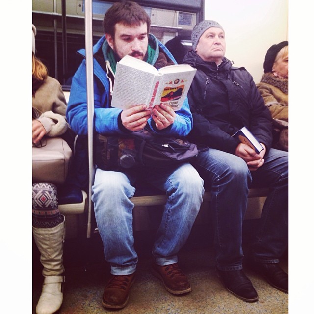 Она читает в метро