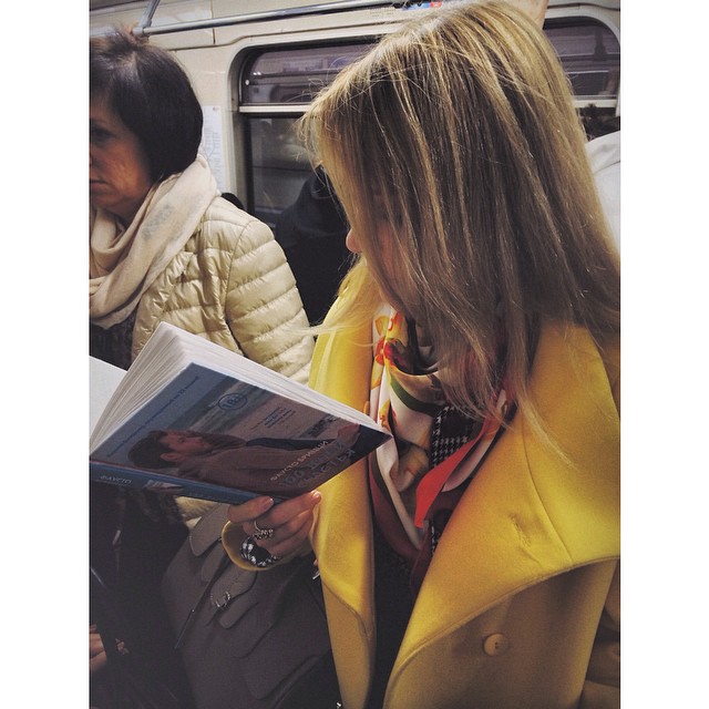 Она читает в метро. Девушка читает в метро. Девушка в метро с книгой. Девушка с книгой в автобусе. Человек с книгой в автобусе.
