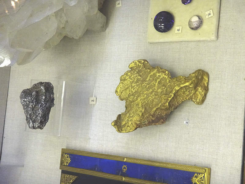 Самородное золото (4) и платина (3) 