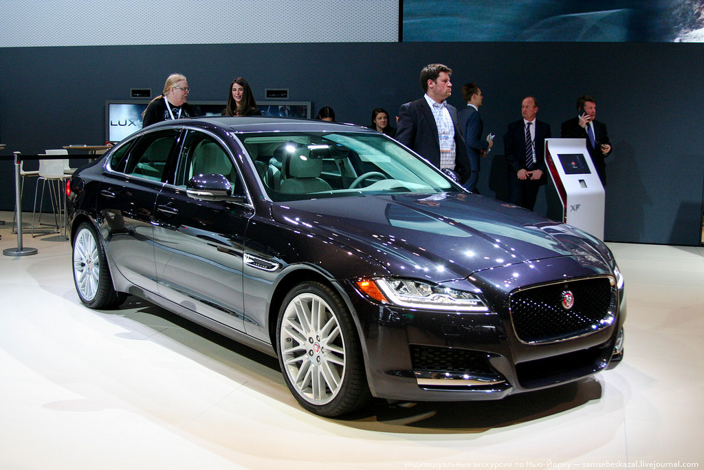 Купить полностью новый. Автосалон в Нью-Йорке. Лакшерный седан. Jaguar XF 2015 салон.