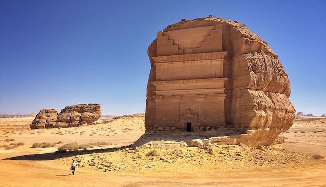 Каср аль-Фарид: одинокий замок в скале посреди пустыни