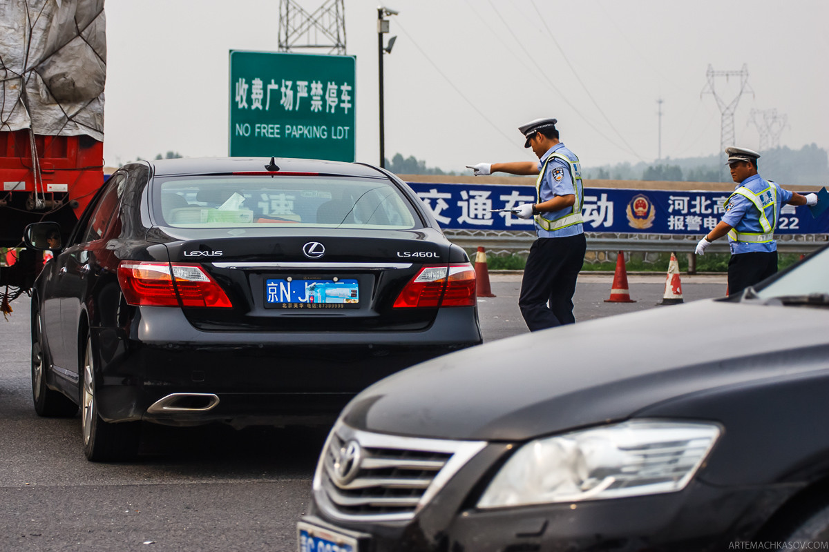 Можно ехать в китай. Авто полиции Китая. Автомобильные номера Китая. Китайский номерной знак на авто. Номерные знаки в Китае.