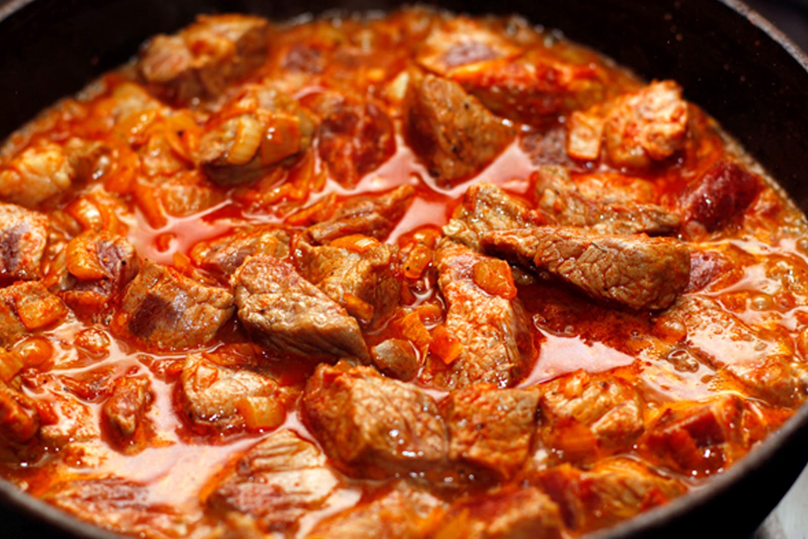 Рецепты мяса на сковороде говядина. Турецкий гуляш. Свинина поджарка (гуляш). Гуляш казачий. Гуляш из свинины с подливкой.
