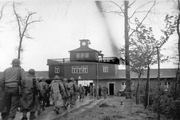 amerikanskie soldaty vstupajut v konclager buhenvald osvobozhden 11 aprelja 1945 godacopy
