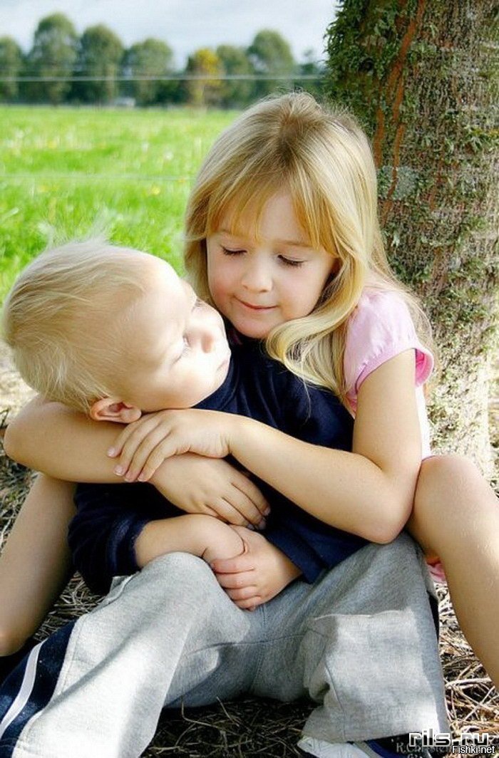 Сестра обожает брата. Мальчик обнимает девочку. Любовь к ребенку. Объятия детей. Мальчик обнимает сестру.