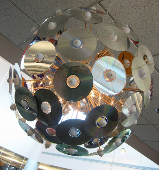 Удивительные поделки из компьютерных дисков