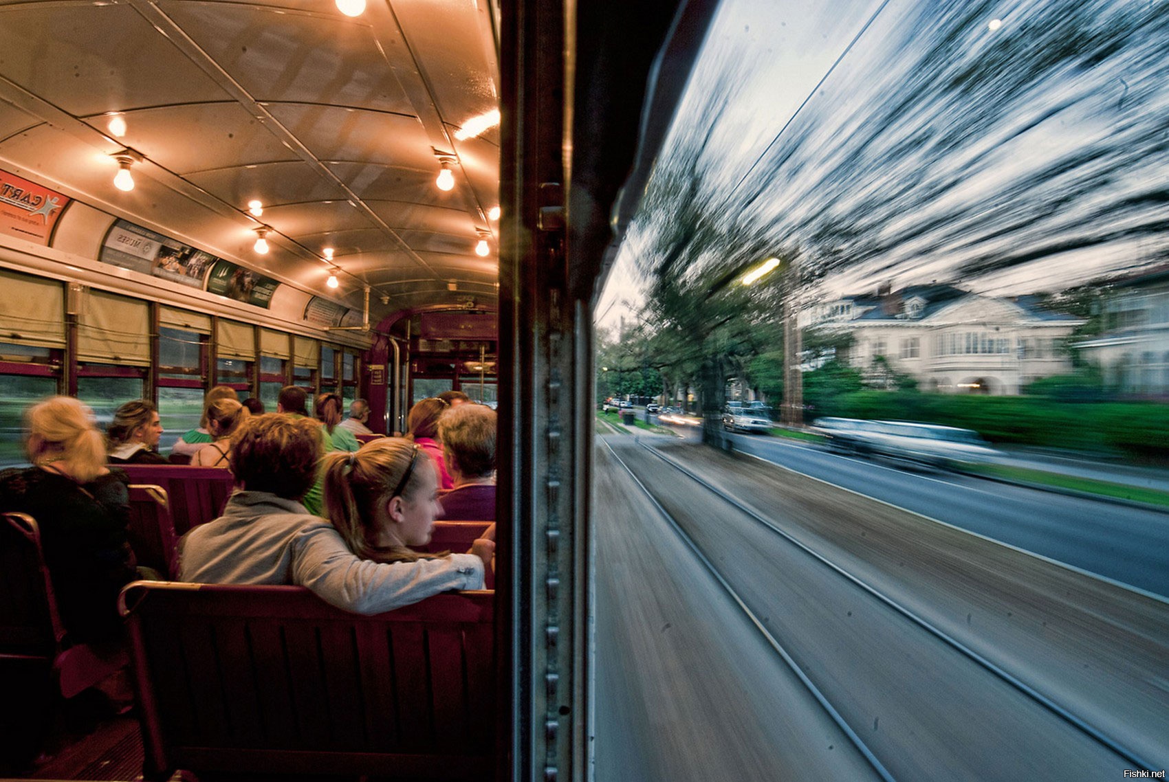 Люди в жизни как поезда. Люди в трамвае. Вид из автобуса. Окно поезда. Вид из поезда.