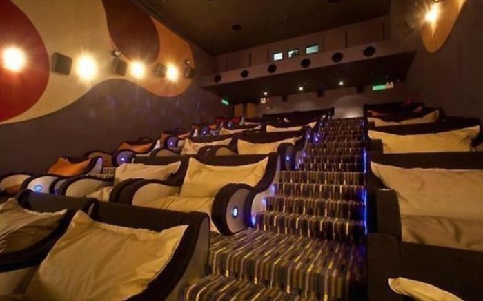 Кинотеатр с креслами и подушками