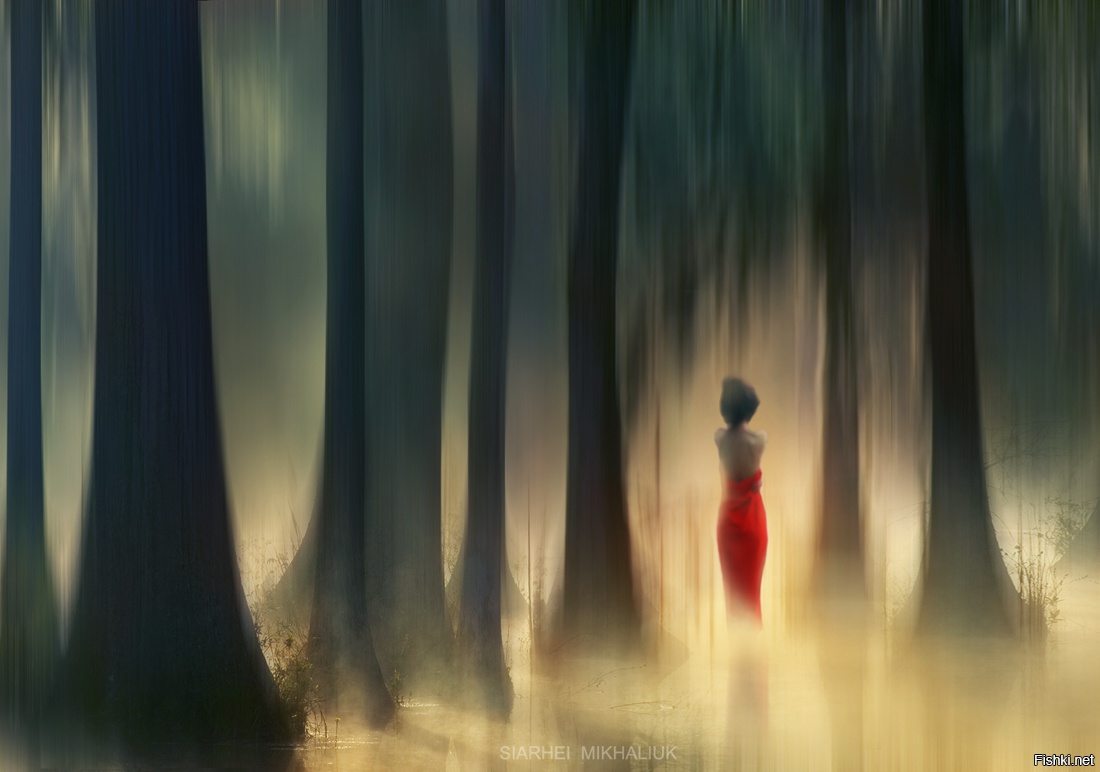 Девушка в тумане в Красном платье
