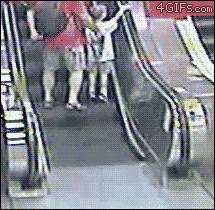 38. Эта женщина, которая пыталась на коляске подняться по эскалатору