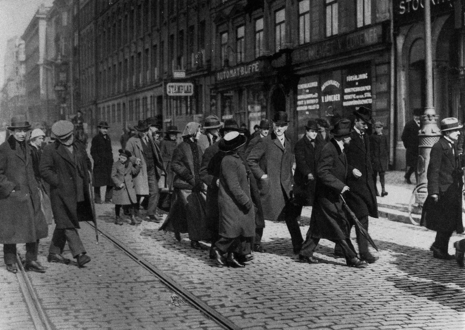 Вернувшийся эмигрант. Ленин в Стокгольме апрель 1917. Ленин в Швейцарии в 1917 году. Ленин с группой политэмигрантов в Стокгольме.