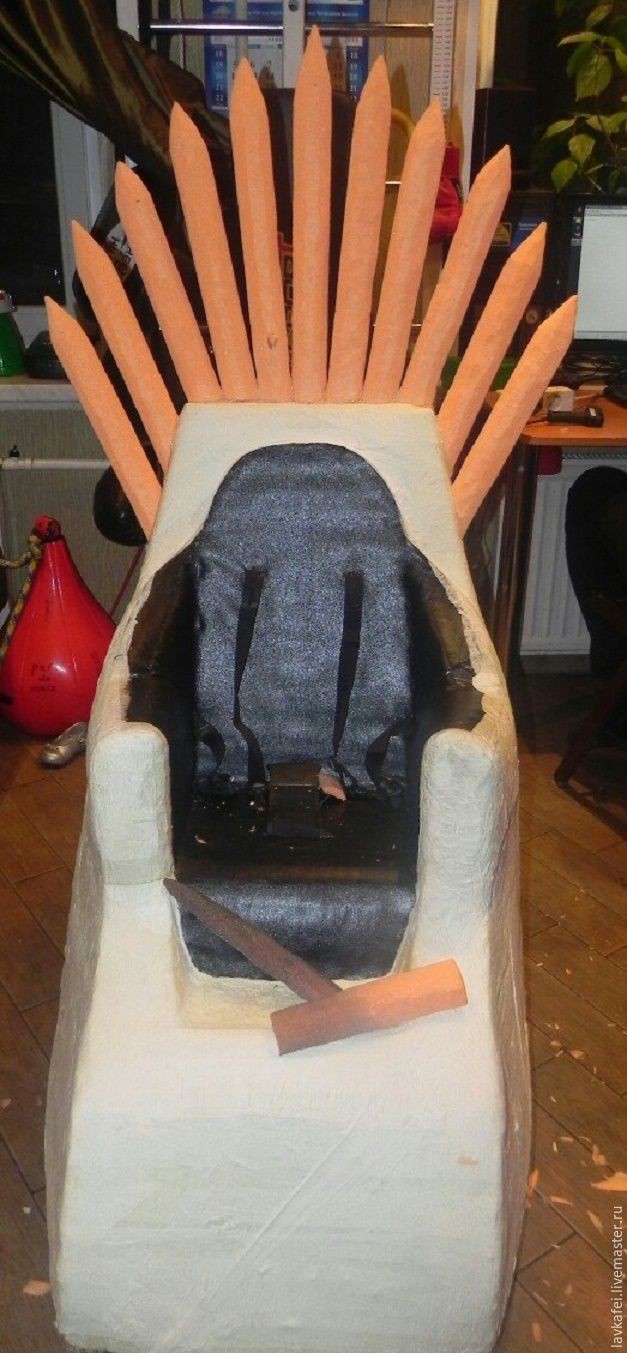 Железный трон из старой детской коляски