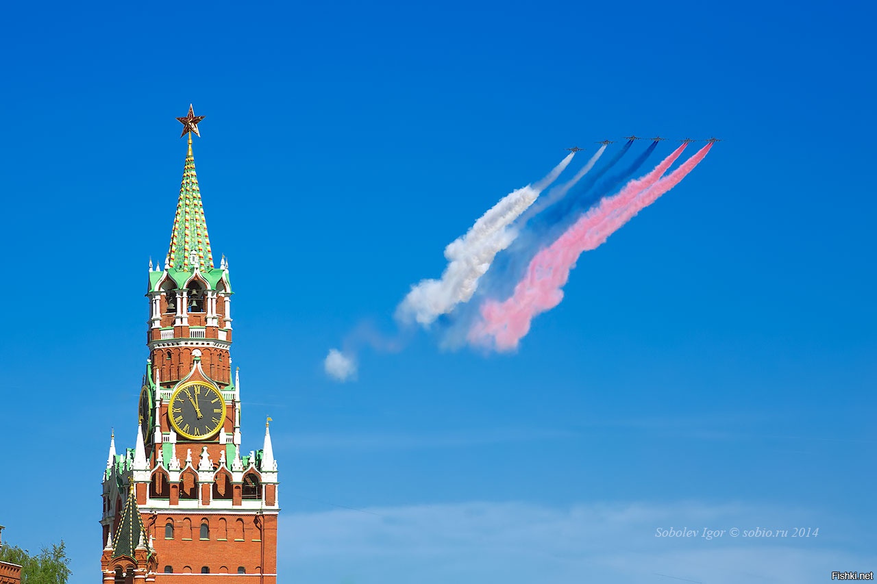 Фото кремль флаг. Москва Кремль флаг. Самолеты над Кремлем. Триколор над Кремлем. Кремль Триколор.