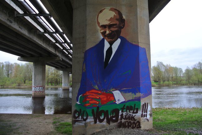 На мосту Дружбы вместо портрета Ильвеса возник Владимир Путин.