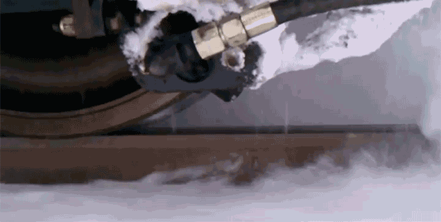 Система сверхзвукового воздушного пистолета даёт возможность удалить лед и снег с рельс во время движения поезда