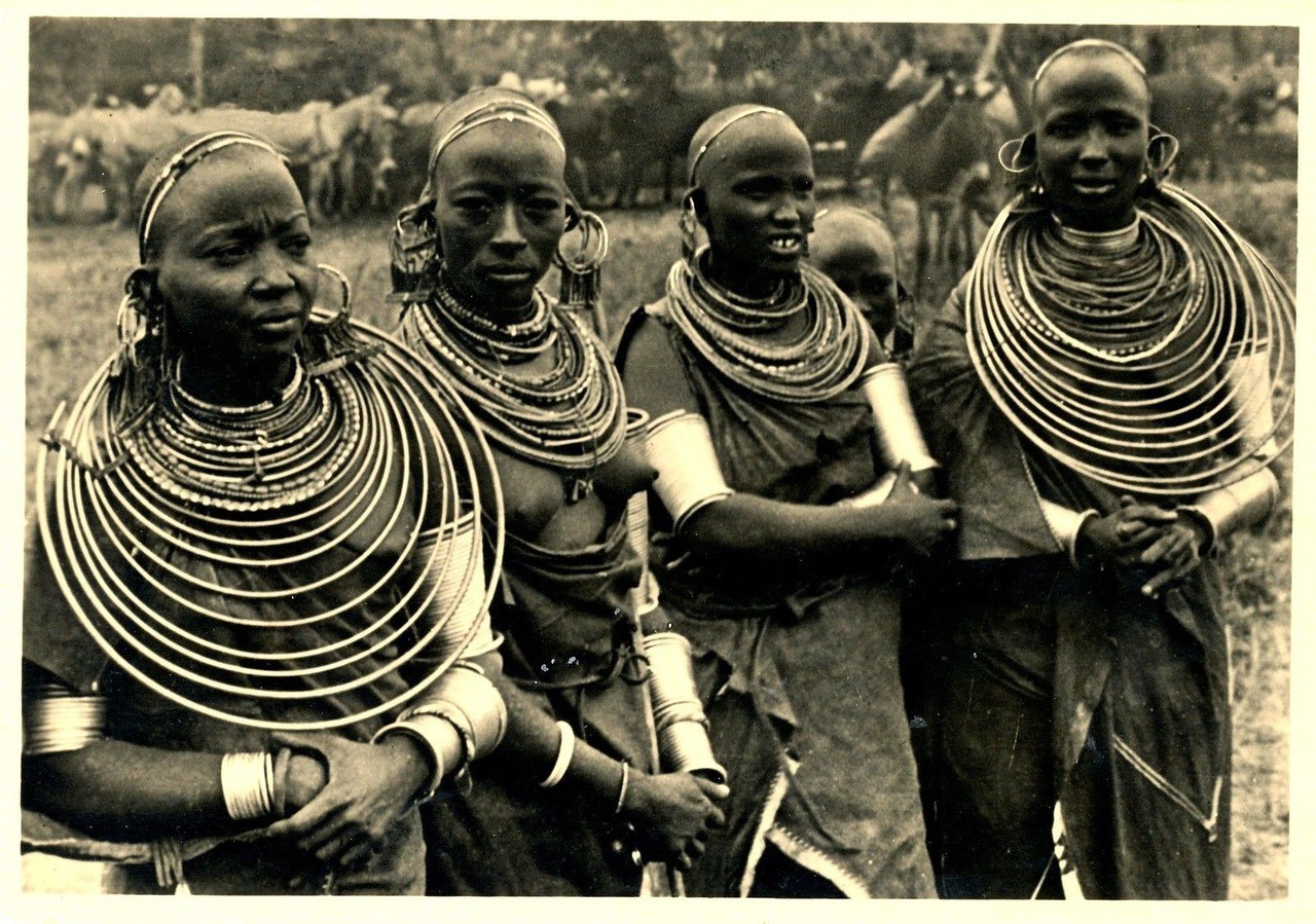 Девушки масаи в национальных костюмах