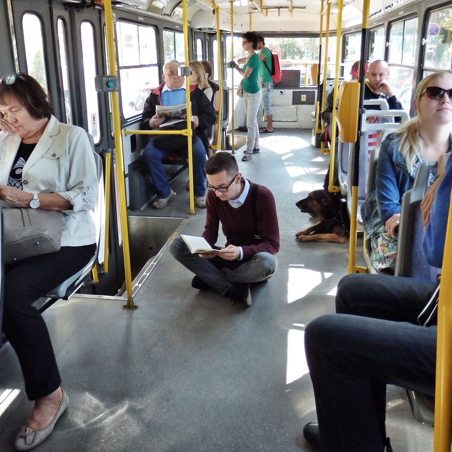 24 часа в автобусе. Люди в общественном транспорте. Люди в автобусе. Люди в трамвае. Человек сидит в автобусе.
