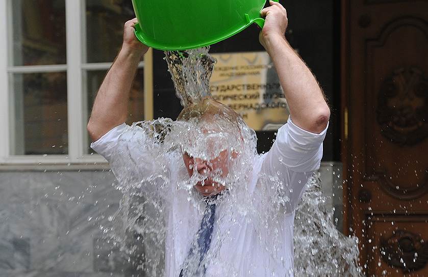 Как правильно обливаться холодной водой. День обливания водой. Обливание холодной водой. Ice Bucket Challenge в России.