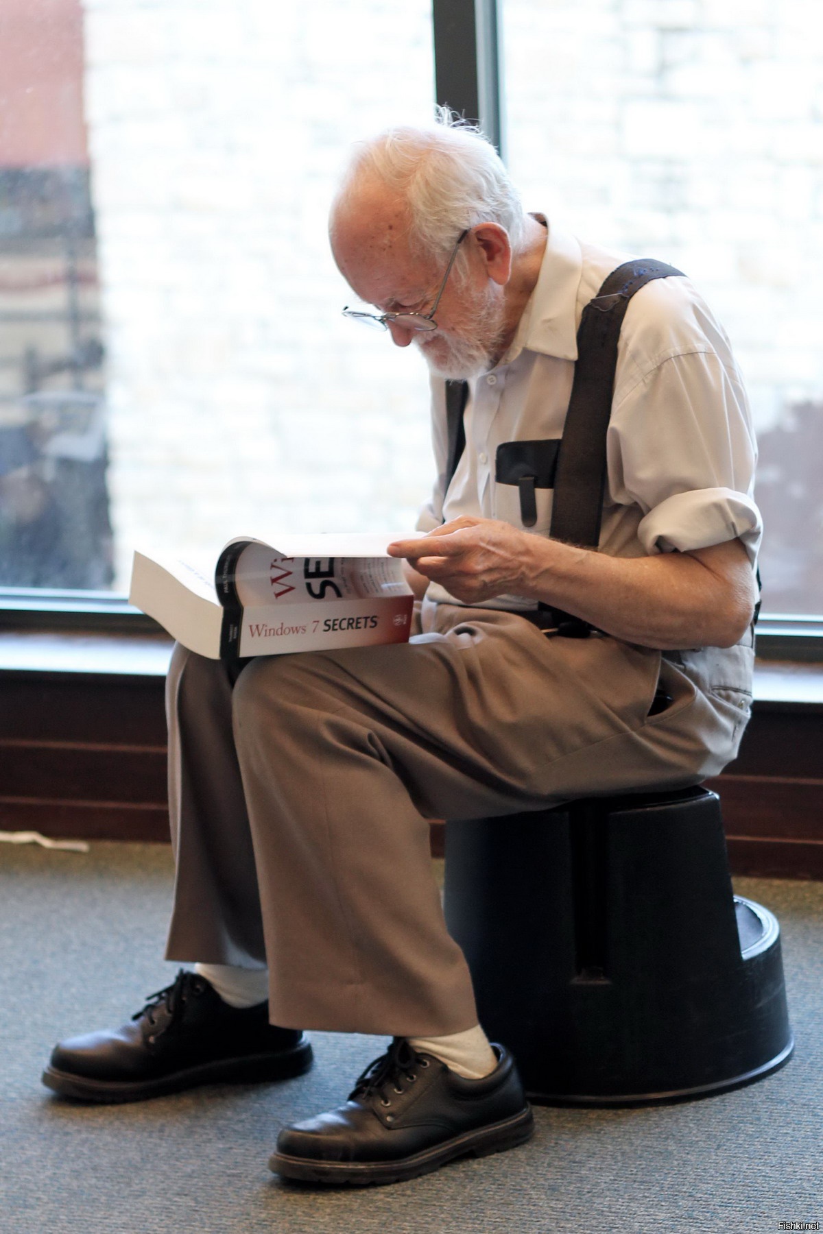 Дедушка с книжкой