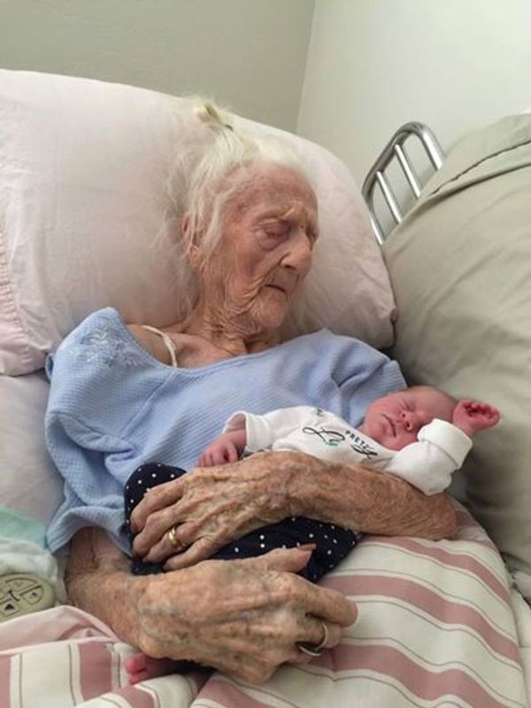 Это фото неизвестной пожилой женщины и ее правнука растрогало сердца миллионов людей. Снимок случайным образом попал в Интернет и покорил всех своей трогательностью и символичностью. Ведь на нём изображена прабабушка, которой уже исполнился 101 год и