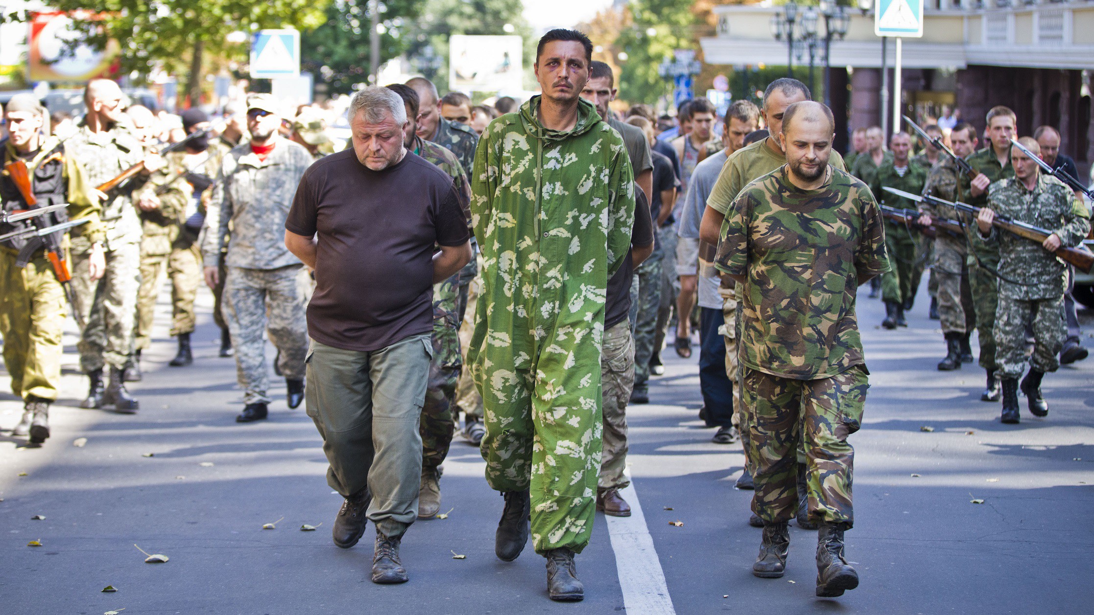 Пленные украинские военные парад в Донецке