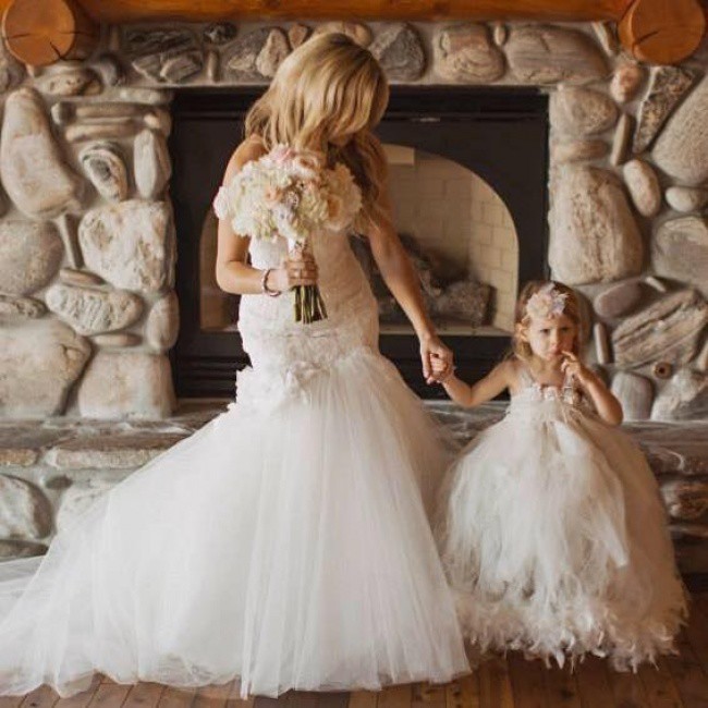 Видеть дочь в платье. Платье на дочку для свадебного. Свадебные платья с дочей. Свадебное платье для невесты и Дочки. Свадебное платье для мамы и Дочки.