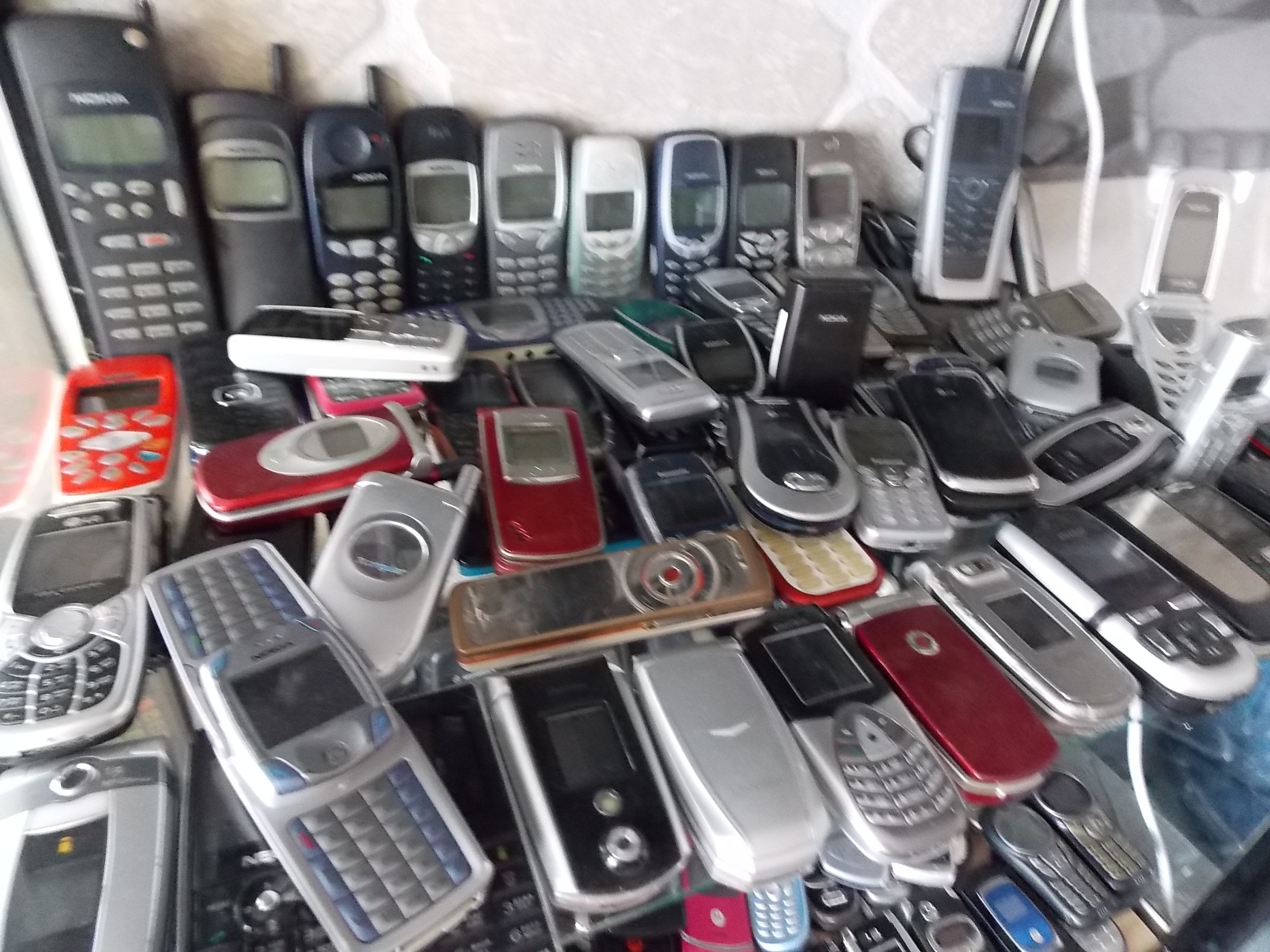 Продать телефон спб. Много телефонов. Коллекция мобильных телефонов. Много телефонов Nokia. Магазин старые Сотовые.