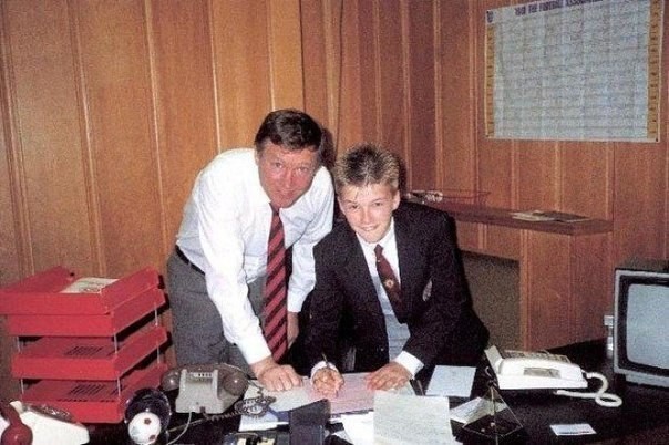  на фото 14 - летний Дэвид Бэкхэм в присутствии Алекса Фергюсона подписывает контракт с Манчестер Юнайтед