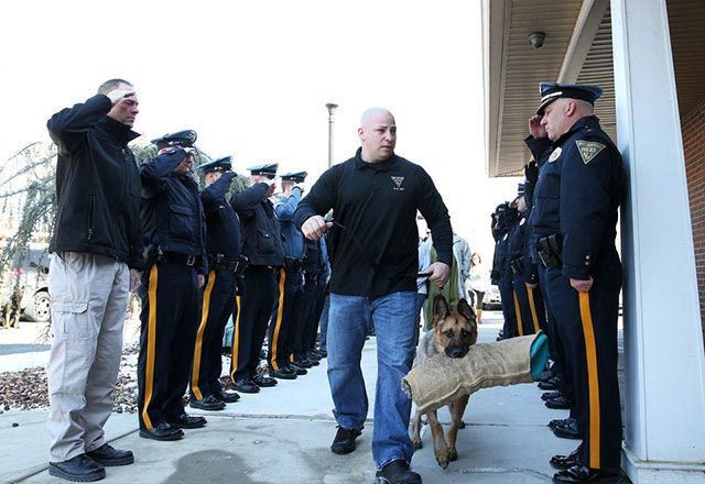 8. Офицеры прощаются с неизлечимой собакой из отряда K9, которую ведут к ветеринару на усыпление