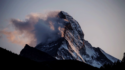  Формирование облаков у горы Маттерхорн в швейцарских Альпах.