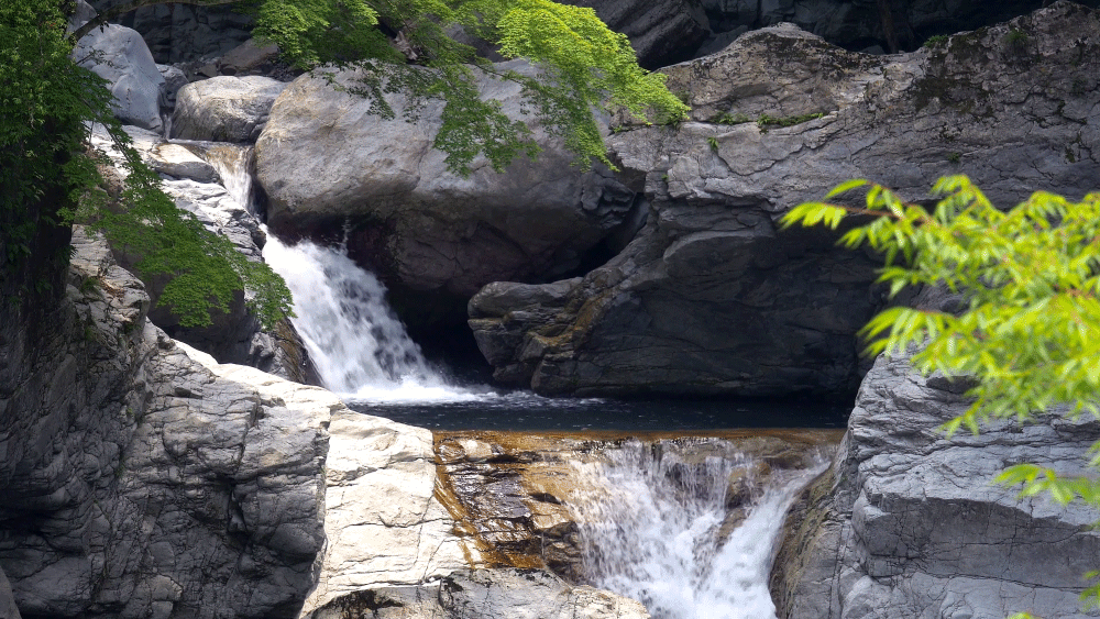 Водопад в Японии.