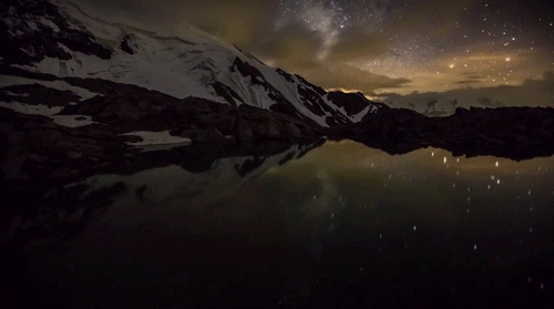 Галактика, появляющаяся над озером в Швейцарии.
