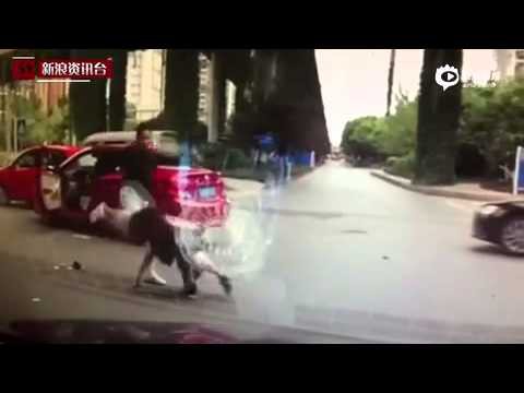 Жесткое избиение девушки-водителя в Китае 