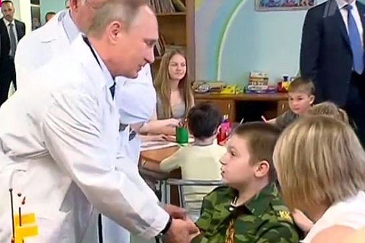 Путин встретился с Ваней Вороновым (#ЯВаня) в больнице и пожелал ему б