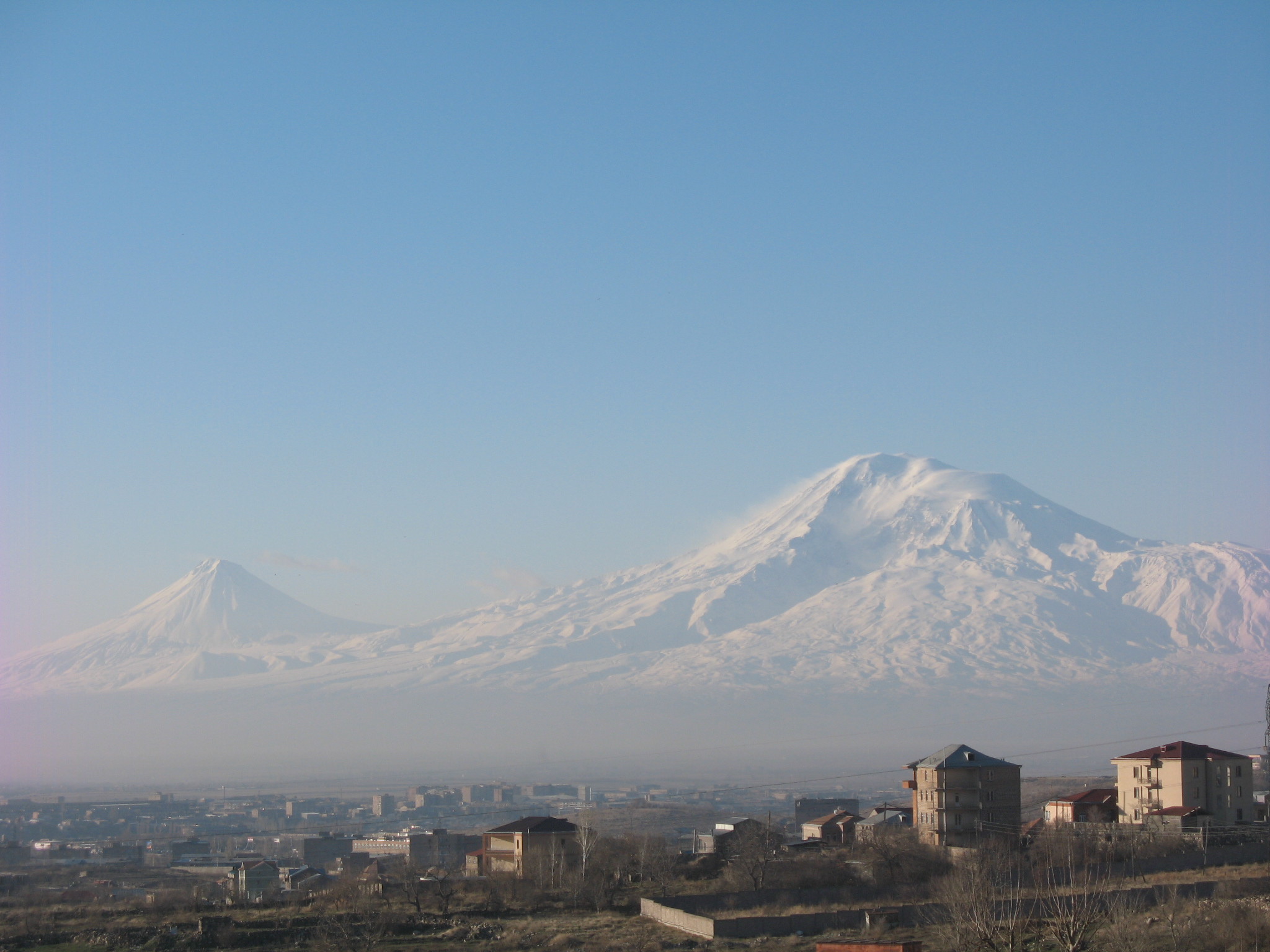 Арарат в турции или армении. Гора Арагац и Арарат. Ереван гора Арарат. Гора Арарат вид с Еревана. Ереван гора Арагац.
