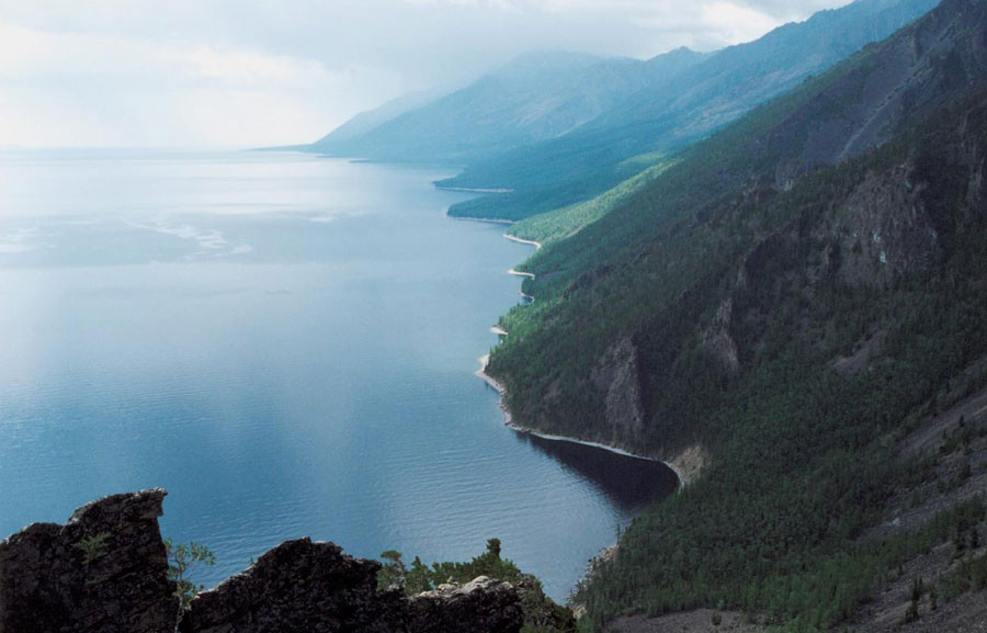 Озеро Байкал - вид побережья между устьем реки Ледяная и мысом Заваротный