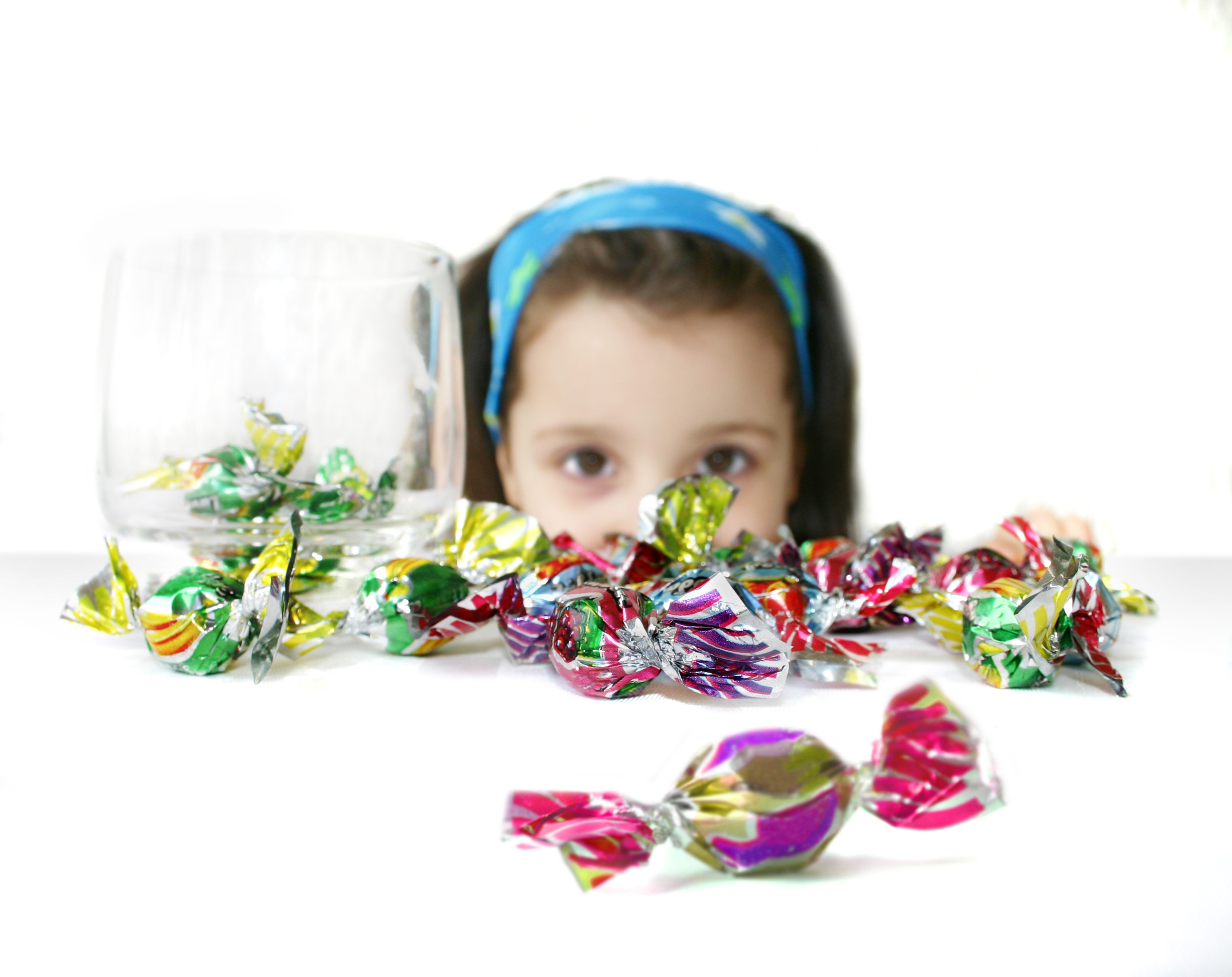 Сон давать конфеты. Девочка с конфетами. Конфеты детям. Фотосессия с конфетами. Конфета картинка.