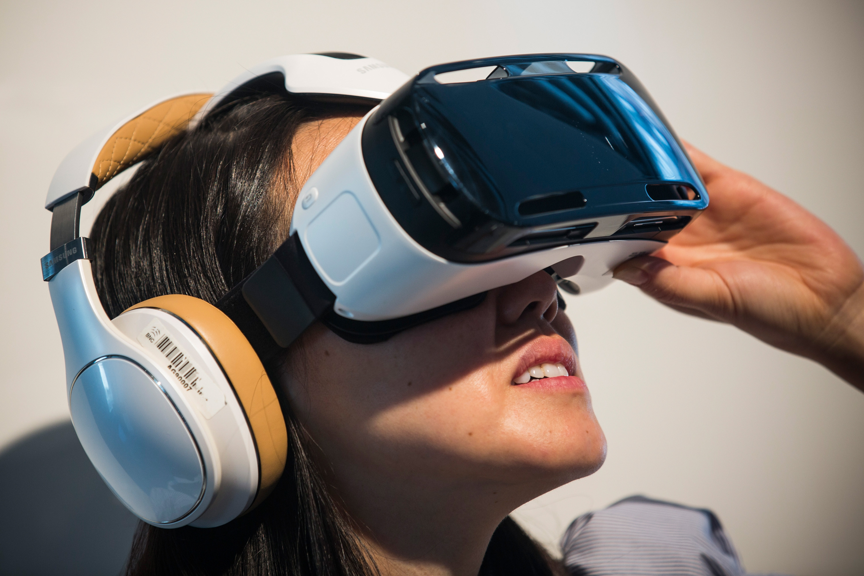 Vr очки шлемы. Samsung Gear шлем. Шлем виртуальной реальности. Шлемы и очки виртуальной реальности. VR шлем.